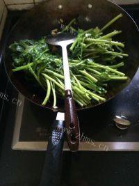 简易的蒜蓉空心菜做法图解4)