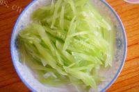 健康美食之清炒莴笋丝做法图解2)