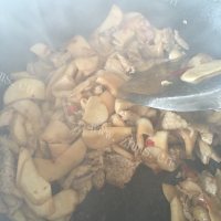 美味的杏鲍菇炒肉做法图解4)