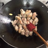 养颜花生莲藕猪脚汤做法图解3)