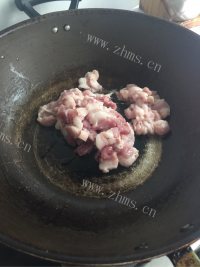 香气浓郁的五花肉炒黑木耳做法图解2)