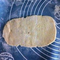色泽不错的葱香豆渣饼做法图解9)
