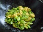 口感丰富的蚕豆米炒鸡蛋