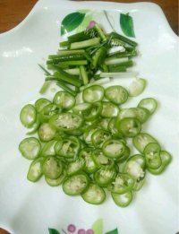 热腾腾的爆香莲藕片做法图解3)