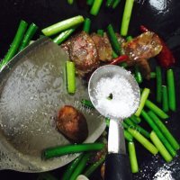美味的糖醋香肠蒜苗做法图解10)