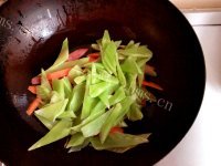 家常菜莴笋炒腊肠做法图解4)