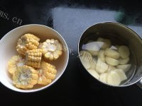 美味的玉米土豆焖排骨的做法图解二