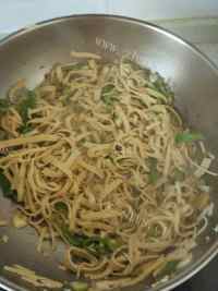 家常菜青椒炒豆腐皮做法图解7)