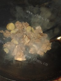 嫩滑姜辣牛肉煲做法图解2)