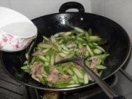 家常菜芦笋炒肉片做法图解5)