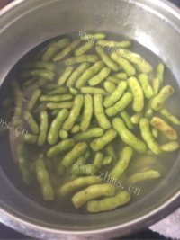 美味的凉拌毛豆做法图解3)