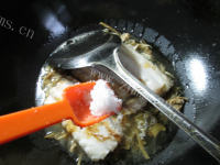 美味的笋干菜烧鳗鱼做法图解9)