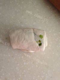 自制葱油烧饼做法图解8)