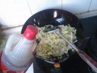 很有食欲的西红柿炒甘蓝做法图解10)
