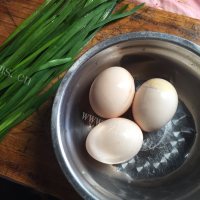珍馐美味的韭菜炒鸡蛋做法图解1)