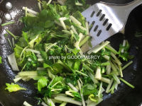 美味的芹菜干子炒肉做法图解6)