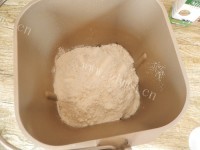 自制香肠面包做法图解2)