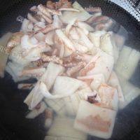 简易版鱿鱼炖豆腐做法图解3)