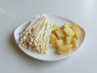 辣白菜炖冻豆腐做法图解2)