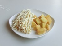 辣白菜炖冻豆腐的做法图解二