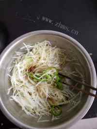 美味营养的凉拌土豆丝做法图解5)