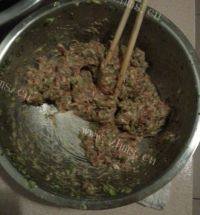 简易的芹菜肉包子做法图解7)