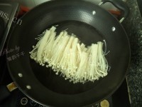 美味的白灼金针菇做法图解5)