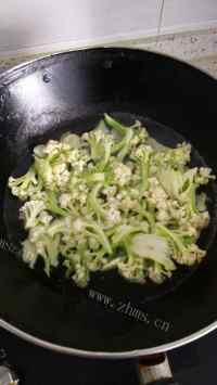 家常菜素炒菜花做法图解2)