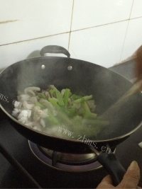 家常菜西芹炒鱿鱼做法图解5)