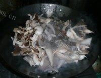 健康美味的蘑菇炒肉做法图解6)