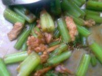 肉丝炒芹菜自制做法图解15)