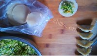 自制茄子韭菜虾皮饺做法图解4)
