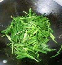 美味韭菜虾仁炒鸡蛋做法图解8)