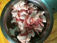 诱人的土豆片炒五花肉做法图解3)