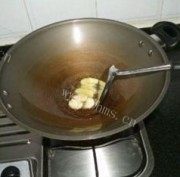 美味的冻豆腐香菇鸡翅煲做法图解2)
