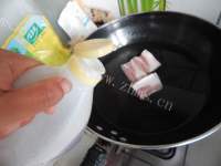 色味俱佳的蒜苗炒五花肉做法图解1)