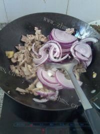 家常菜牛肉炒洋葱做法图解4)