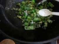 家常菜豆豉炒青椒做法图解6)