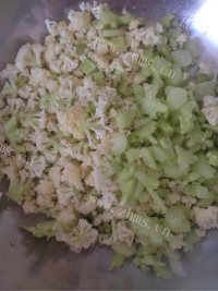 美味的虾酱炒花菜做法图解2)