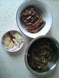 美味的干菜蒸腊肉做法图解5)