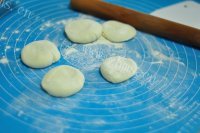 美味的虾仁韭菜盒子做法图解10)