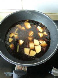 味道不错的豆角炖土豆做法图解6)