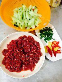 家常菜小炒牛肉做法图解1)