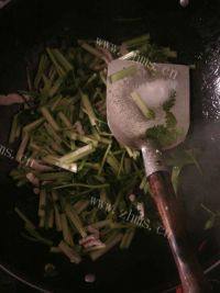 家常菜芹菜炒肉丝做法图解4)