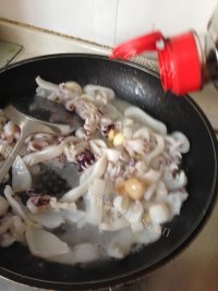 美味的韭菜炒墨鱼仔做法图解9)