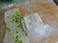 美味的葱花油饼做法图解8)