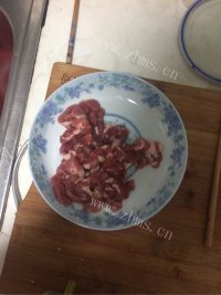 质嫩爽口的青椒炒肉做法图解1)