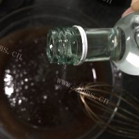 香甜的巧克力熔岩蛋糕做法图解7)
