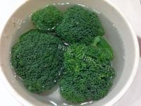 好吃的西兰花炒鱼丸做法图解2)