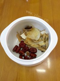 美味炖鱼头汤做法图解1)